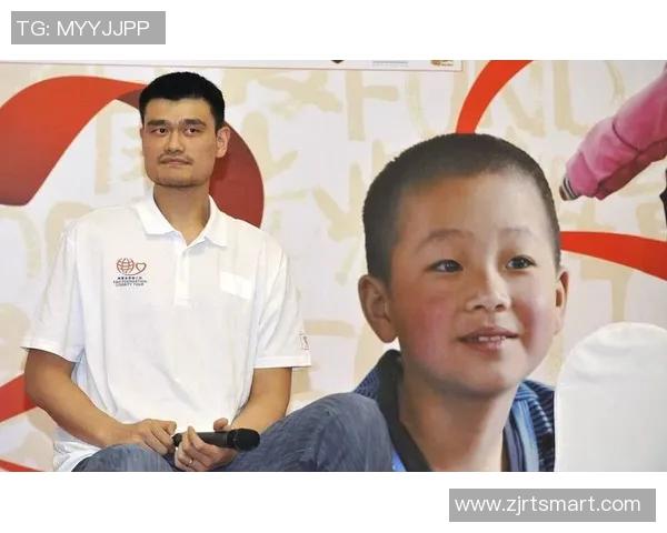 姚明与粉丝亲密合影展现巨星风采与温暖瞬间的美好时刻