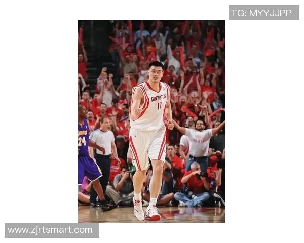 姚明在球场上的干净动作展现了他卓越的篮球技巧与运动精神