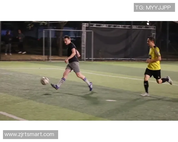 足球明星精彩射门瞬间集锦震撼图文展示足球场上的绝佳技艺