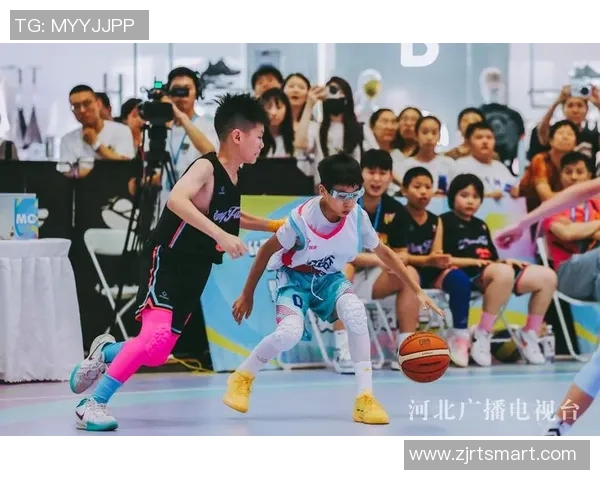 篮球明星回乡传授技巧与经验激励青少年追逐梦想